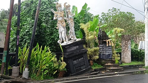 Patung Nakula dan Sadewa di Taman Desa Abiansemal, Badung, Bali, nyaris ambruk setelah hujan deras mengguyur sejak pukul 05.00 Wita, Senin (12/7/2022).