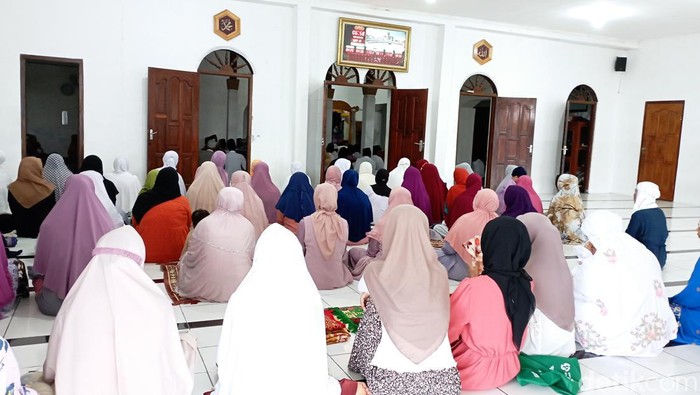 Pelaksanaan salat Idul Adha jemaah Aboge di Masjid Raden Sayid Kuning Desa Onje Kecamatan Mrebet Purbalingga, Senin (11/7/2022).