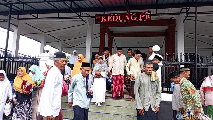 Pelaksanaan salat Idul Adha jemaah Aboge di Masjid Raden Sayid Kuning Desa Onje Kecamatan Mrebet Purbalingga, Senin (11/7/2022).