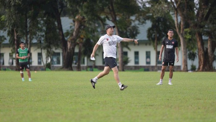 Pelatih PSM Makassar Bernardo Tavares memimpin latihan Juku Eja di Lapangan Yonzipur Maros.