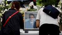 Abe, 67 tahun, ditembak saat sedang berkampanye di Kota Nara pada Jumat (8/7). Abe ditembak dua kali dan dia langsung terjatuh sebelum dilarikan ke rumah sakit terdekat.