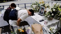 Sejak Jumat malam, para pelayat berdatangan untuk meletakkan bunga dan berdoa untuk Abe, yang telah menjadi perdana menteri terlama di Jepang.
