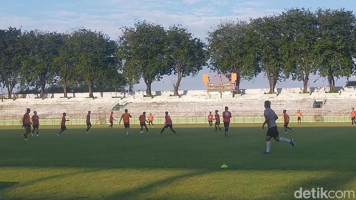 Pemain Persebaya berlatih di Stadion Gelora 10 Nopember