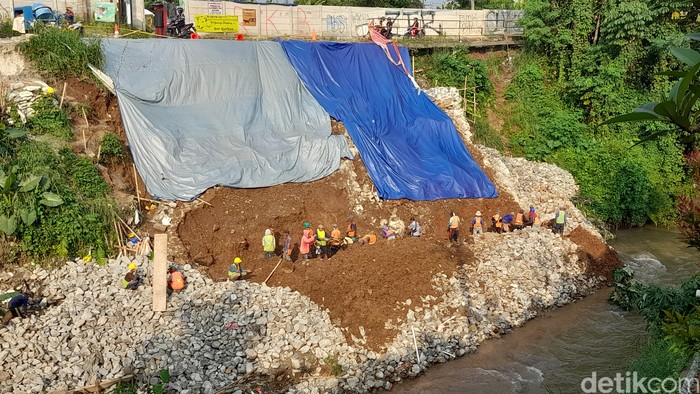 Pembangunan Tembok Penahan Tanah (TPT) atau tembok antilongsor di Jl Raya Cilebut, Tanah Sareal, Kota Bogor, 11 Juli 2022. (M Sholihin/detikcom)