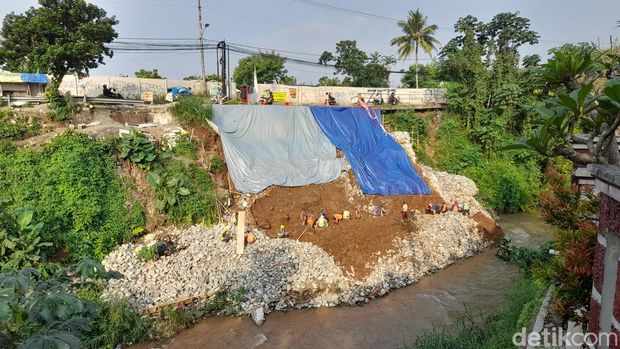 Pembangunan Tembok Penahan Tanah (TPT) atau tembok antilongsor di Jl Raya Cilebut, Tanah Sareal, Kota Bogor, 11 Juli 2022. (M Sholihin/detikcom)