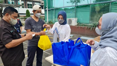 Sebar Daging Kurban untuk Warga Sekitar