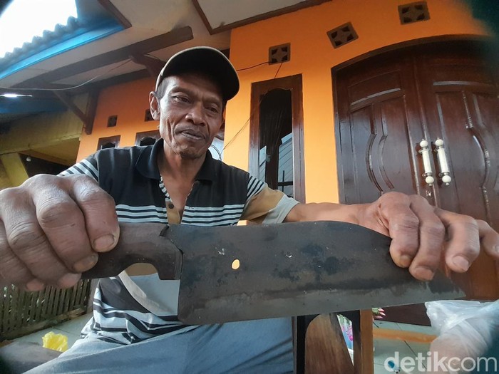 Pisau rajang yang dipakai untuk memotong tembakau.