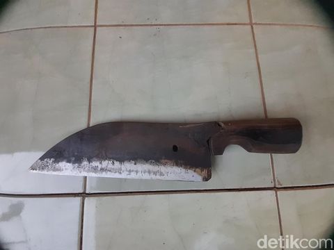 Pisau rajang yang dipakai untuk memotong tembakau.