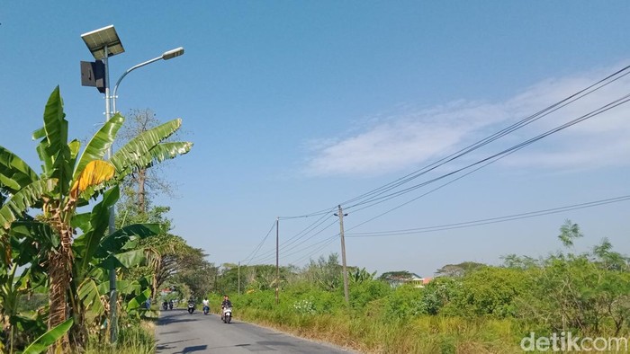 Lampu PJU jalan Karangdowo - Juwiring rusak dan onderdil hilang.