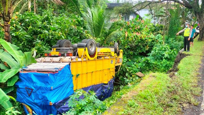 Posisi terakhir truk bermuatan lemari kayu yang mengalami kecelakaan tunggal usai disalip mendadak di jalur Denpasar-Gilimanuk, Desa/Kecamatan Selemadeg, Selasa (11/7/2022).