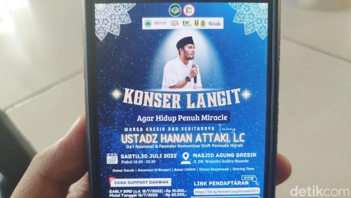 Poster kegiatan Konser Langit dengan penceramah Ustaz Hanan Attaki di Masjid Agung Gresik