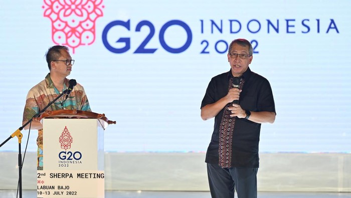 Delegasi sejumlah negara anggota G20, menikmati jamuan makan malam, saat menghadiri pembukaan pertemuan Sherpa ke-2, yang digelar di Labuan Bajo, Nusa Tenggara Timur.