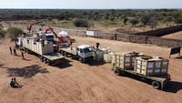 Truk-truk bermuatan kontainer untuk relokasi 19 badak putih pertama dari Afrika Selatan ke Taman Nasional Zinave di Mozambik.