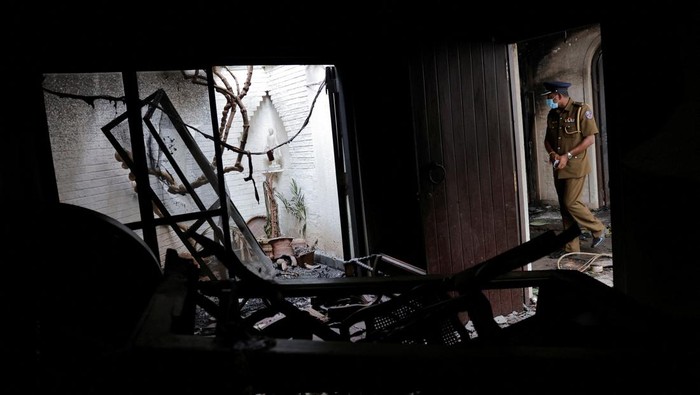 Potret Sisa-sisa Kebakaran di Rumah PM Sri Lanka yang Diamuk Massa A damaged car stands inside the private residence of the Prime Minister Ranil Wickremesinghe after demonstrators burnt it during the protest against him, amid the country's economic crisis, in Colombo, Sri Lanka July 10, 2022. REUTERS/Dinuka Liyanawatte