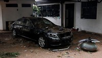 Selama berbulan-bulan, Sri Lanka yang berpenduduk 22 juta jiwa ini telah menderita kekurangan makanan, bahan bakar, dan pemadaman listrik serta mengalami inflasi yang tinggi. Krisis dipicu oleh habisnya mata uang asing untuk mengimpor barang-barang vital.