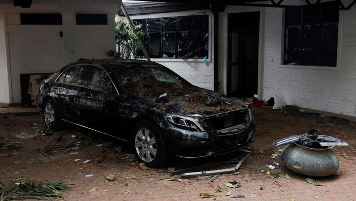 Potret Sisa-sisa Kebakaran di Rumah PM Sri Lanka yang Diamuk Massa A damaged car stands inside the private residence of the Prime Minister Ranil Wickremesinghe after demonstrators burnt it during the protest against him, amid the country's economic crisis, in Colombo, Sri Lanka July 10, 2022. REUTERS/Dinuka Liyanawatte
