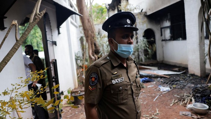 Potret Sisa-sisa Kebakaran di Rumah PM Sri Lanka yang Diamuk Massa A damaged car stands inside the private residence of the Prime Minister Ranil Wickremesinghe after demonstrators burnt it during the protest against him, amid the country's economic crisis, in Colombo, Sri Lanka July 10, 2022. REUTERS/Dinuka Liyanawatte