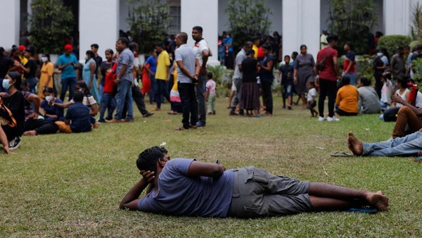 Seperti wisata, warga asyik berfoto hingga bersantai di taman rumah Perdana Meneteri Sri Lanka. Situasi di Sri Lanka chaos saat negara mengalami krisis ekonomi terburuk dalam 70 tahun sejak merdeka.