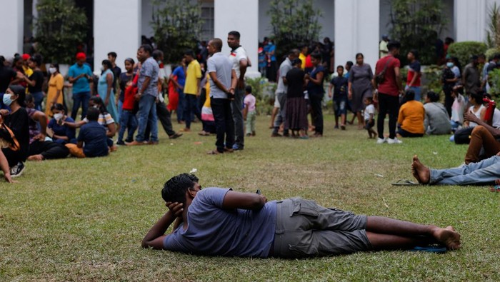 Potret Warga Sri Lanka 'Piknik' hingga Berenang di Rumah Presiden A man takes pictures as people visit the President's house on the day after demonstrators entered the building, after President Gotabaya Rajapaksa fled, amid the country's economic crisis, in Colombo, Sri Lanka July 10, 2022. REUTERS/Dinuka Liyanawatte