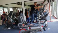 Warga juga menjajal fasilitas gym yang ada di rumah presiden Sri Lanka.