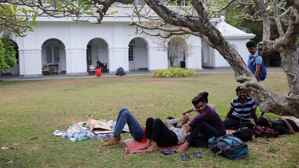 Demonstran beristirahat di taman di kediaman Perdana Menteri Ranil Wickremesinghe setelah demonstran memasuki gedung, di tengah krisis ekonomi negara, di Kolombo, Sri Lanka, Minggu, (10/7/2022).