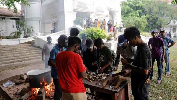 Warga masak-masak di taman rumah PM Sri Lanka.