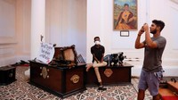 Seperti mengunjungi museum, warga asyik memotret rumah Presiden Sri Lanka.
