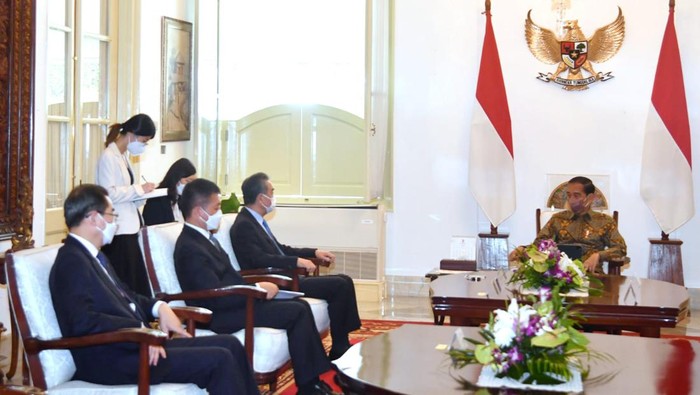 Presiden Joko Widodo (Jokowi) dan Menteri Luar Negeri (Menlu) China Wang Yi beserta delegasi