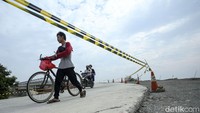 Jembatan yang memiliki dua lajur ini nampak belum rampung pada ruas menuju Cibitung.