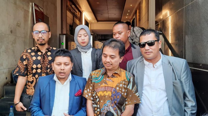 Roy Suryo (tengah) usai diperiksa di Polda Metro Jaya.