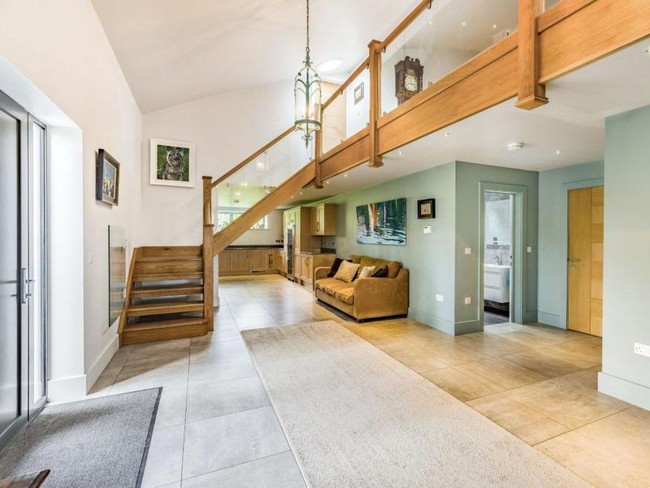 Menurut agen rumah Strutt and Parker, rumah ala Teletubbies ini didesain ramah lingkungan. Rumah memiliki panel solar dan bio-mass boiler. Foto: Dok. Strutt & Parker