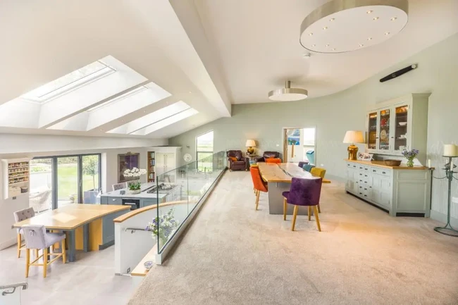 Seperti dikutip Mirror, rumah ala Teletubbies ini berlokasi di Shrewsbury, Shropshire, Inggris. Pada situs Strutt & Parker, rumah yang sekelilingnya rerumputan mirip tempat tinggal Teletubbies itu, dijual. Rumah dijual seharga 1,75 juta poundsterling atau sekitar Rp 31 miliar. Foto: Dok. Strutt & Parker