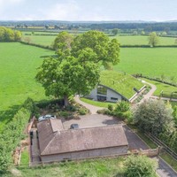 Inilah hunian yang dijuluki rumah Teletubbies di dunia nyata. Dijuluki demikian karena atapnya dari rumput, mirip rumah Tinky-Winky, Dipsy, Laa-Laa dan Po. Foto: Dok. Strutt & Parker