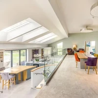 Seperti dikutip Mirror, rumah ala Teletubbies ini berlokasi di Shrewsbury, Shropshire, Inggris. Pada situs Strutt & Parker, rumah yang sekelilingnya rerumputan mirip tempat tinggal Teletubbies itu, dijual. Rumah dijual seharga 1,75 juta poundsterling atau sekitar Rp 31 miliar. Foto: Dok. Strutt & Parker