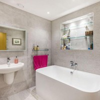 Inilah salah satu kamar mandi mewah yang ada di dalam rumah. Dari luar bentuknya beratap rumput, siapa sangka bagian dalamnya ada kamar mandi semewah hotel. Foto: Dok. Strutt & Parker