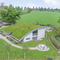 Rumah yang bentuknya unik ini menawarkan pemandangan pedesaan. Rumah itu sendiri persisnya berada di kawasaan pedesaan Grinshall. “Salah satu desa yang paling diminati di kawasan utara Shropshire,” tulis situs jual beli rumah, Strutt & Parker. Foto: Dok. Strutt & Parker