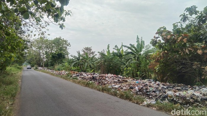 Sampah menumpuk di pinggir Jalan Balida-Gandu, Majalengka.