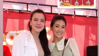 Hari pertama pembukaan Mie Gerobak Ci Wen dihadiri banyak artis. Salah satunya Alice Norin yang selalu mendukung usaha teman-temannya.