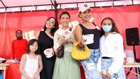 Datang bersama anak-anaknya, Gisel dan Melaney Ricardo juga turut memeriahkan pembukaan Mie Gerobak Ci Wen. Mereka turut berpose dengan mangkuk mie ayam.  