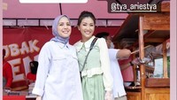 Kalau ini momen Sarwendah dan Tya Ariestya berpose di depan gerobak mie ayam. Sarwendah tampak senang Tya bisa mampir ke kedainya.