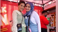 Nathalie Holscher tampak jadi salah satu tamu artis di pembukaan Mie Gerobak Ci Wen. Terlihat ia juga antusias mencicipi menu mie ayam di sini.