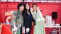 Dekat dengan Betrand Peto, Anneth dan sang ibu juga sudah akrab dengan keluarga Ruben Onsu. Terbukti keduanya hadir mendukung bisnis kuliner baru milik Sarwendah ini.