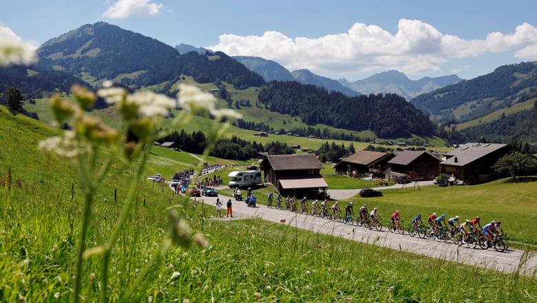 Cycling - Tour de France - Stage 9 - Aigle to Chatel les Portes du Soleil - Switzerland - July 10, 2022 General view of the peloton in action during stage 9 REUTERS/Christian Hartmann     TPX IMAGES OF THE DAY