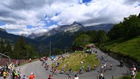 Tour de France 2022 tidak hanya menyajikan serunya ajang balap sepeda namun juga panorama lansekap yang dilewati para pebalap tersebut memukau penonton. (Tim de Waele/Getty Images)  