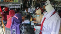 Selain seragam sekolah, sejumlah kebutuhan sekolah seperti alat tulis telah ramai dibeli sejak awal bulan Juli. Foto: Pius Erlangga/detikJateng