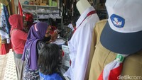 Sejumlah orang tua berburu seragam sekolah di toko seragam sekolah, Jalan Ibu Ruswo, Kota Jogja, Senin (11/7/2022). Foto: Pius Erlangga/detikJateng
