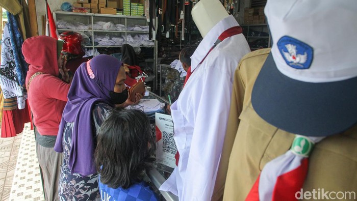 Sejumlah orang tua murid padati pusat penjualan seragam sekolah di Jalan Ibu Ruswo, Kota Jogja, Senin (11/7/2022). Sejumlah orang tua murid padati pusat penjualan seragam sekolah di Jalan Ibu Ruswo, Kota Jogja, Senin (11/7/2022).