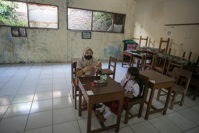Guru mengajar seorang siswa di SD Negeri Sriwedari 197 Solo, Jawa Tengah, Senin (11/7/2022). Sekolah yang letaknya ditengah Kota Solo tersebut hanya mempunyai satu murid baru pada tahun ajaran 2022/2023 akibat sistem zonasi Penerimaan Peserta Didik Baru (PPDB) daring dan letak sekolah yang tidak berada di lingkungan perkampungan. ANTARA FOTO/Mohammad Ayudha/YU