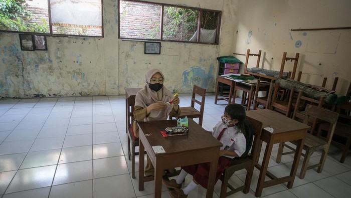 Guru mengajar seorang siswa di SD Negeri Sriwedari 197 Solo, Jawa Tengah, Senin (11/7/2022). Sekolah yang letaknya ditengah Kota Solo tersebut hanya mempunyai satu murid baru pada tahun ajaran 2022/2023 akibat sistem zonasi Penerimaan Peserta Didik Baru (PPDB) daring dan letak sekolah yang tidak berada di lingkungan perkampungan. ANTARA FOTO/Mohammad Ayudha/YU