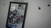 Guru mengajar seorang siswa di SD Negeri 197 Sriwedari, Solo, Jawa Tengah, Senin (11/7/2022).